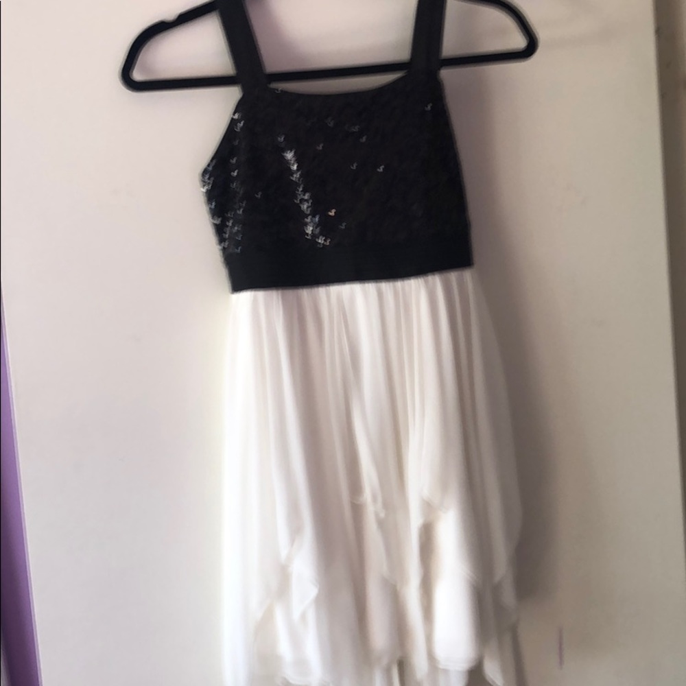 Very cute black and white dress.